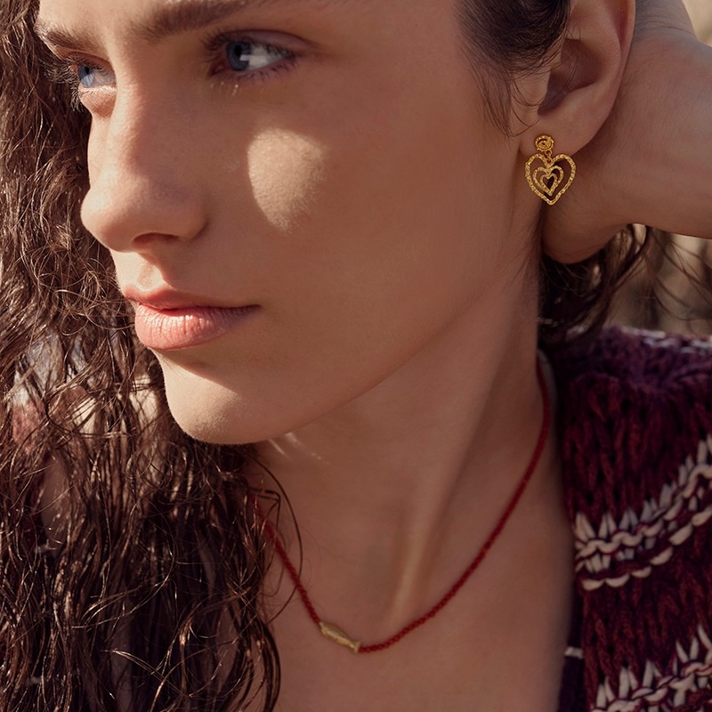 Beate Petite øreringe i forgyldt sølv fra Maanesten model